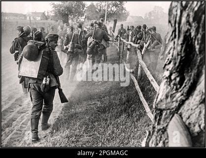 OPERAZIONE BARBAROSSA WW2: Data luglio 1941 WW2 Una colonna in marcia di soldati tedeschi invasori entra in un villaggio sovietico sul fronte orientale senza resistenza. Seconda guerra mondiale seconda guerra mondiale Foto Stock