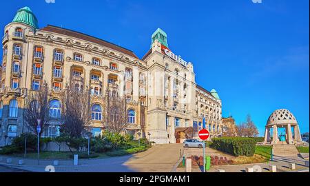 BUDAPEST, UNGHERIA - 22 FEBBRAIO 2022: Panorama di Piazza San Gellert con facciata scolpita delle Terme di Gellert e padiglione della Casa della sorgente, il 22 febbraio i Foto Stock