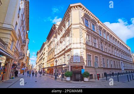 BUDAPEST, UNGHERIA - 22 FEBBRAIO 2022: L'angolo della casa storica, decorata con stampaggio, situato in Via Vaci, il 22 febbraio a Budapest Foto Stock