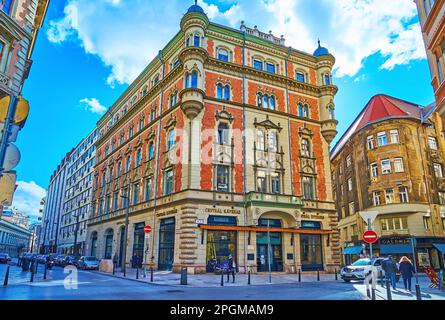 BUDAPEST, UNGHERIA - 22 FEBBRAIO 2022: L'esterno del palazzo vintage con le finestre oriel, la modanatura e la facciata del famoso caffè centrale, il 22 febbraio a Budapes Foto Stock