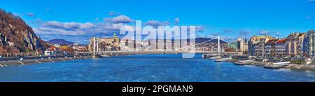 Panorama del fiume Danubio blu brillante, che riflette il cielo soleggiato e il bellissimo Ponte di Elisabetta bianco contro il Castello di Buda, Budapest, Ungheria Foto Stock