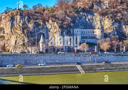 Gli edifici storici in pietra scolpita del Monastero Paolino sul ripido pendio della collina di Gellert sul lungofiume del Danubio, Budapest, Ungheria Foto Stock