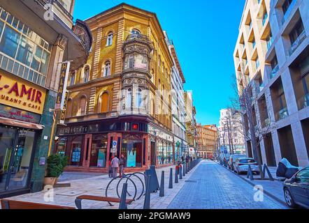 BUDAPEST, UNGHERIA - 22 FEBBRAIO 2022: Architettura storica sulla via Petofi Sandor con negozi e alberghi d'epoca, il 22 febbraio a Budapest Foto Stock