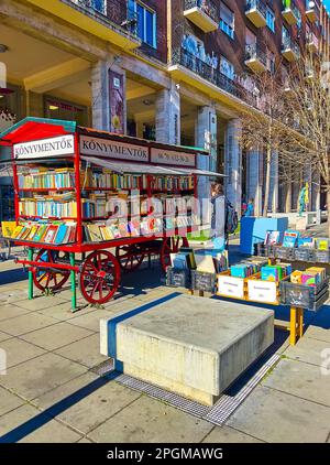BUDAPEST, UNGHERIA - 22 FEBBRAIO 2022: Il chiosco di libri in stile vintage in Piazza Imre Maach, il 22 febbraio a Budapest Foto Stock