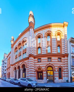 Lo splendido esterno della storica Sinagoga di via Rumbach, decorata in stile revival moresco, Belvaros, Budapest, Ungheria Foto Stock