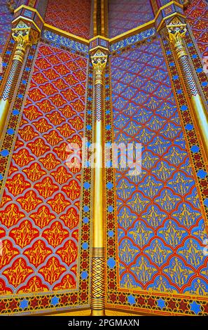 BUDAPEST, UNGHERIA - 22 FEBBRAIO 2022: L'angolo nella Sinagoga di via Rumbach con le colonne della parete dorata e i disegni colorati dello stucco, il 22 febbraio a Budapest Foto Stock