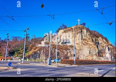 Piazza San Gellert apre la vista sul pendio roccioso della collina di Gellert con il Monastero Paolino e la Chiesa di roccia, Budapest, Ungheria Foto Stock