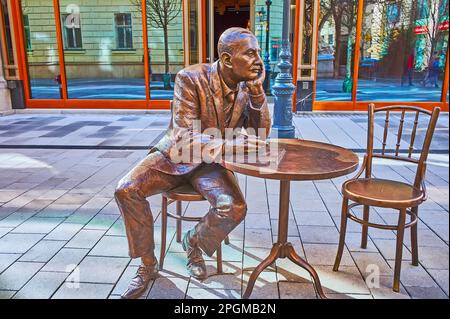 BUDAPEST, UNGHERIA - 22 FEBBRAIO 2022: La statua di Gyula Krudy in centro, Duna Street, il 22 febbraio a Budapest Foto Stock