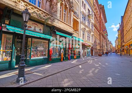 BUDAPEST, UNGHERIA - 22 FEBBRAIO 2022: Passeggiata lungo la storica via turistica Vaci, situato a Pest, il 22 febbraio a Budapest Foto Stock