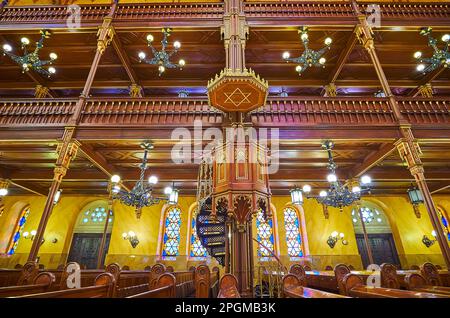 BUDAPEST, UNGHERIA - 22 FEBBRAIO 2022: Il pulpito di legno intagliato in stile gotico della Sinagoga di Dohany Street con motivi dorati e Magen David (David Star), ON Foto Stock