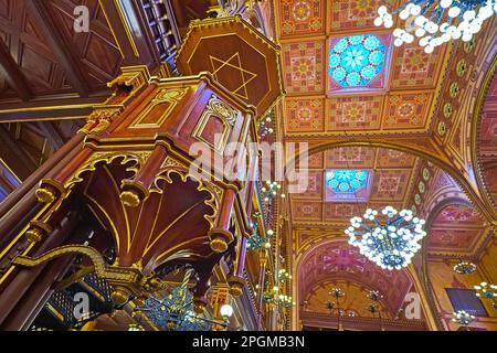 BUDAPEST, UNGHERIA - 22 FEBBRAIO 2022: Sala di preghiera della Sinagoga di Dohany Street con pulpito in legno intagliato e soffitto riccamente decorato, il 22 febbraio a Budapest Foto Stock