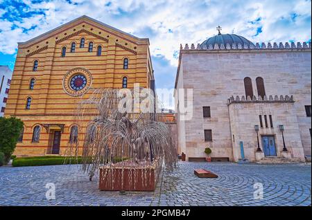 BUDAPEST, UNGHERIA - 22 FEBBRAIO 2022: Il salice piangente è l'albero memoriale dell'olocausto (albero Emanuele, albero della vita), situato nella Sinagoga a di via Dohany Foto Stock