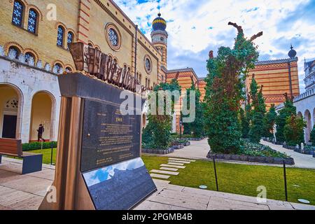 BUDAPEST, UNGHERIA - 22 FEBBRAIO 2022: Il cimitero verde della Sinagoga di via Dohany con pietra commemorativa dell'Olocausto, il 22 febbraio a Budapest Foto Stock