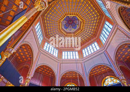 BUDAPEST, UNGHERIA - 22 FEBBRAIO 2022: La cupola e le vetrate della Sinagoga di via Rumbach, il 22 febbraio a Budapest Foto Stock