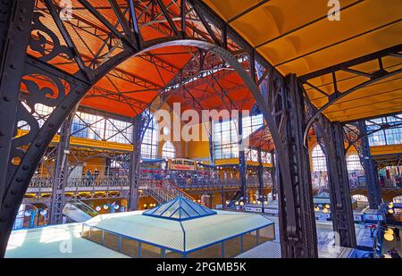 BUDAPEST, UNGHERIA - 22 FEBBRAIO 2022: Esplora il mercato Centrale dalla sua galleria superiore, il 22 febbraio a Budapest Foto Stock