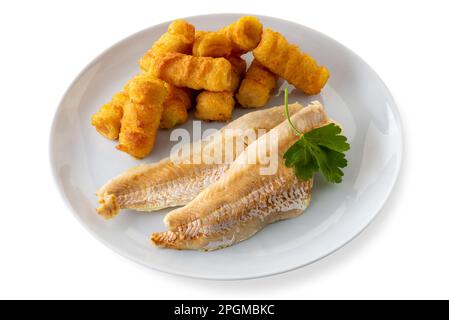 Filetti di merluzzo cotti con crocchette di patate e foglia di prezzemolo in piatto bianco . Isolato su bianco con percorso di ritaglio incluso Foto Stock