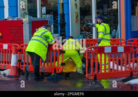 Bantry West Cork Irlanda Giovedì 23 Marzo 2023; Bantry ha vissuto una lieve alluvione questa sera. Alta marea colpito a 6,05pm con spot alluvione in luoghi. Il personale del consiglio della contea di Cork si occupa delle principali aree con accesso all'acqua e della gestione del traffico. Credito; ed/Alamy Live News Foto Stock