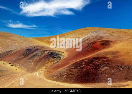 Avventura solitaria sentiero escursionistico attraverso paesaggi irreali, colorate colline di arenaria secca del deserto - Coridillera de Copiapo, Atacama, Cile Foto Stock