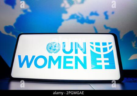 In questa foto, sullo schermo di uno smartphone vengono visualizzati il logo dell'entità delle Nazioni Unite per l'uguaglianza di genere e l'Empowerment of Women (un Women). Foto Stock
