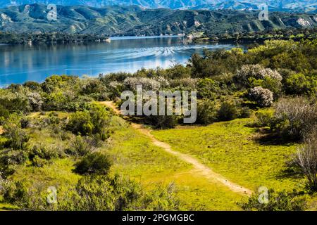 Vista sul lago Cachuma dalla diga di Bradbury. Il lago è l'approvvigionamento idrico della città di Santa Barbara, California. Foto Stock