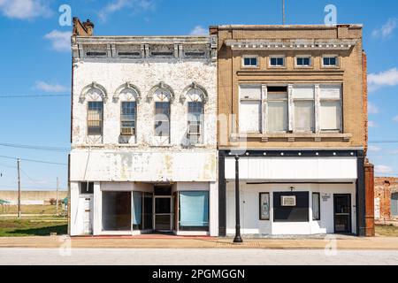 Edifici abbandonati di negozi in una città deserta. Cairo, Illinois, Stati Uniti. Foto Stock