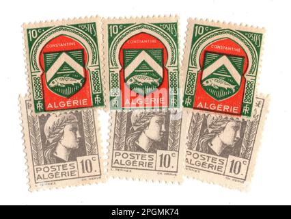 Francobolli di menta vintage dall'Algeria isolati su sfondo bianco. Foto Stock