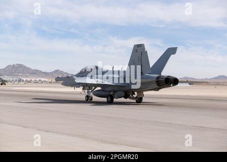 Las Vegas, NV - 5 novembre 2022: Navy EA-18 Growler Fighter Jet fa una dimostrazione durante il salone aereo Aviation Nation alla Nellis AFB. Foto Stock