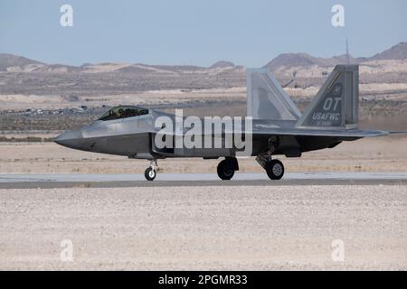 Las Vegas, NV - 5 novembre 2022: F-22 Fighter Jet Taxiing all'Aviation Nation Airshow di Nellis AFB. Foto Stock
