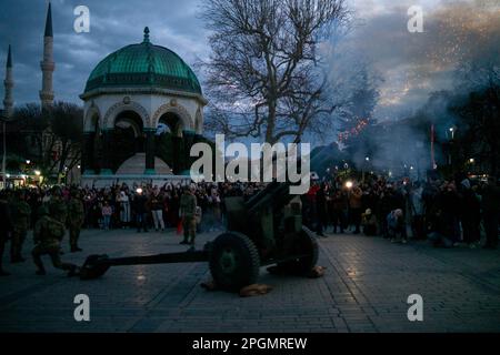 Istanbul, Istanbul, Turchia. 23rd Mar, 2023. I soldati turchi sparano cannoni dalla zona tra la Fontana tedesca e la Grande Moschea di Hagia Sophia a Istanbul il primo giorno del Ramadan. La gente ha avuto il loro primo iftar in Piazza Sultanahmet dopo il cannone sparato. (Credit Image: © Tolga Uluturk/ZUMA Press Wire) SOLO PER USO EDITORIALE! Non per USO commerciale! Foto Stock