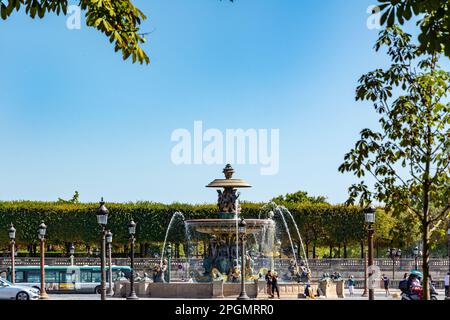 Parigi, Francia - 30 agosto 2019 : turisti vicino alla Fontana dei Mers, bella scultura situata nel cuore di Parigi, con disegni intricati, Foto Stock