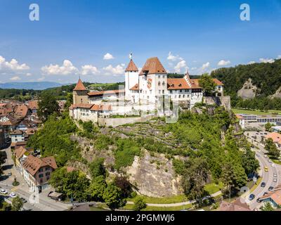 Burgdorf, Svizzera - Giugno 11. 2021: Immagine drone del castello medievale di Burgdorf, che è stato costruito nel 11th ° secolo. È un sito patrimonio svizzero di Foto Stock