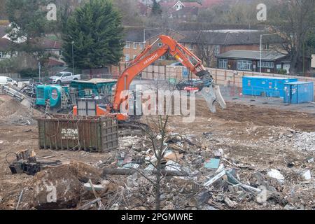 Maidenhead, Berkshire, Regno Unito. 23rd marzo, 2023. L'ex Magnet Leisure Centre e la piscina accanto alla Moschea Maidenhead, il Ivy Leaf Club e le case residenziali, è stato completamente demolito e deve essere sostituito con appartamenti residenziali. Maidenhead sta subendo un'enorme trasformazione in quanto gran parte del centro della città è stato demolito e viene sostituito da alti blocchi di appartamenti. Credit: Maureen McLean/Alamy Live News Foto Stock