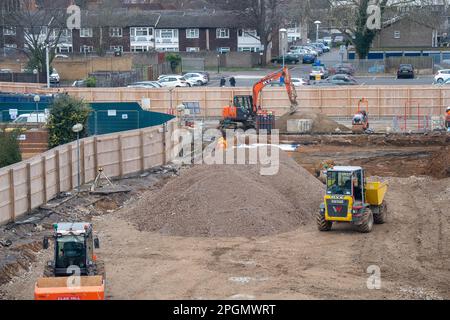 Maidenhead, Berkshire, Regno Unito. 23rd marzo, 2023. L'ex Magnet Leisure Centre e la piscina accanto alla Moschea Maidenhead, il Ivy Leaf Club e le case residenziali, è stato completamente demolito e deve essere sostituito con appartamenti residenziali. Maidenhead sta subendo un'enorme trasformazione in quanto gran parte del centro della città è stato demolito e viene sostituito da alti blocchi di appartamenti. Credit: Maureen McLean/Alamy Live News Foto Stock