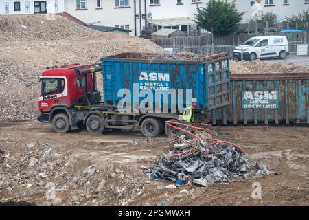 Maidenhead, Berkshire, Regno Unito. 23rd marzo, 2023. L'ex Magnet Leisure Centre e la piscina accanto alla Moschea Maidenhead, il Ivy Leaf Club e le case residenziali, è stato completamente demolito e deve essere sostituito con appartamenti residenziali. Maidenhead sta subendo un'enorme trasformazione in quanto gran parte del centro della città è stato demolito e viene sostituito da alti blocchi di appartamenti. Credit: Maureen McLean/Alamy Live News Foto Stock