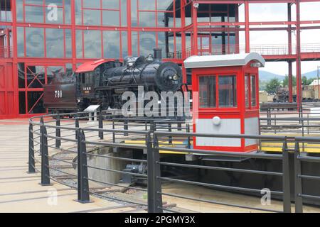 La locomotiva a vapore 780 fotografata di fronte alla Roundhouse di Steamtown, sito storico nazionale di Scranton, Pennsylvania Foto Stock