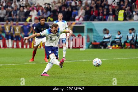 Foto del file datata 10-12-2022 di Harry Kane, inglese, che segna il primo goal dei suoi lati per raggiungere il livello di punteggio di 1-1 durante la finale di Quarter-Final della Coppa del mondo FIFA in Qatar. Harry Kane è diventato il miglior marcatore inglese, con una penalità nella partita di qualificazione del Campionato europeo contro l'Italia a Napoli, allontanandolo da Wayne Rooney e passando al 54. Data di emissione: Giovedì 23 marzo 2023. Foto Stock