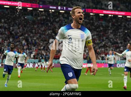 Foto del file datata 10-12-2022 di Harry Kane in Inghilterra festeggia il primo goal per segnare il punteggio a 1-1 durante la finale di Quarter-Final della Coppa del mondo FIFA in Qatar. Harry Kane è diventato il miglior marcatore inglese, con una penalità nella partita di qualificazione del Campionato europeo contro l'Italia a Napoli, allontanandolo da Wayne Rooney e passando al 54. Data di emissione: Giovedì 23 marzo 2023. Foto Stock