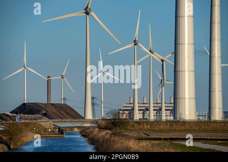 Eemshaven, azienda eolica, dietro la centrale a gas e a vapore di Eemscentrale, Groningen, Paesi Bassi, Foto Stock