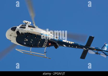 Palm Springs, California, Stati Uniti. 9th Feb, 2023. Un elicottero California Highway Patrol in partenza dall'aeroporto di Palm Springs California (Credit Image: © Ian L. Sitren/ZUMA Press Wire) SOLO PER USO EDITORIALE! Non per USO commerciale! Foto Stock