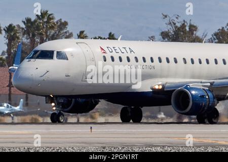 Palm Springs, California, Stati Uniti. 9th Feb, 2023. Un volo Delta Airlines Connection che atterra a Palm Springs (Credit Image: © Ian L. Sitren/ZUMA Press Wire) SOLO PER USO EDITORIALE! Non per USO commerciale! Foto Stock