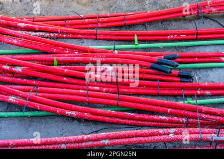 Linee elettriche, cavi sotterranei che trasportano energia dalle turbine eoliche alle sottostazioni centrali, Eemshaven, Paesi Bassi Foto Stock