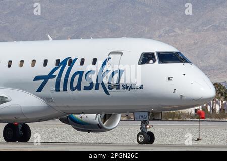 Palm Springs, California, Stati Uniti. 9th Feb, 2023. Un Alaska Airlines Embraer E175LR, gestito da SkyWest, che arriva all'aeroporto internazionale di Palm Springs. (Credit Image: © Ian L. Sitren/ZUMA Press Wire) SOLO PER USO EDITORIALE! Non per USO commerciale! Foto Stock