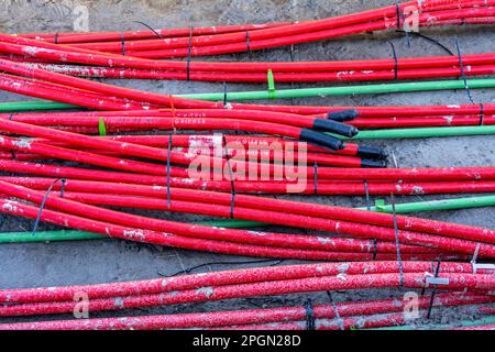 Linee elettriche, cavi sotterranei che trasportano energia dalle turbine eoliche alle sottostazioni centrali, Eemshaven, Paesi Bassi Foto Stock