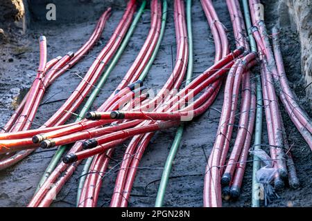 Linee elettriche, cavi sotterranei che trasportano energia dalle turbine eoliche alle sottostazioni centrali, Eemshaven, Paesi Bassi Foto Stock