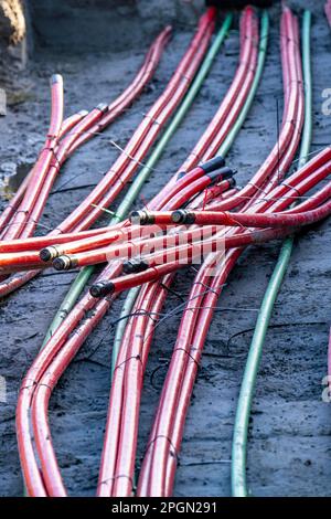 Linee elettriche, cavi sotterranei che trasportano energia dalle turbine eoliche alle sottostazioni centrali, Eemshaven, Paesi Bassi Foto Stock