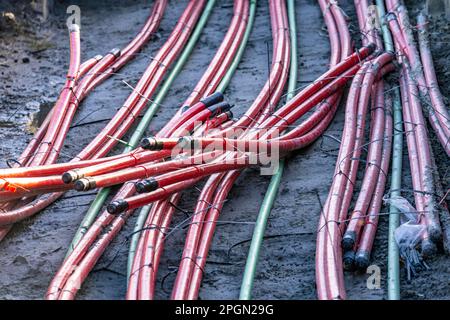 Linee elettriche, cavi sotterranei che trasportano energia dalle turbine eoliche alle sottostazioni centrali, Eemshaven, Paesi Bassi Foto Stock