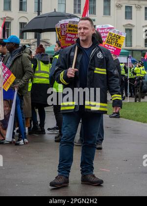 Glasgow, Scozia, Regno Unito. 18th marzo 2023: Un raduno Stand Up to Racism a George Square a Glasgow, Scozia. Foto Stock
