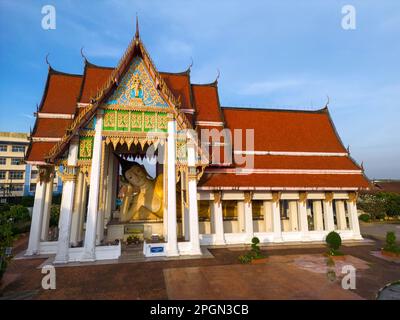 Hat Yai, Thailandia - 11 febbraio 2023: Wat Hat Yai Nai è un tempio buddista thailandese Theravada con un grande Buddha reclinabile che misura 35 m di lunghezza chiamato phr Foto Stock
