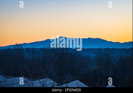 Monte Mansfield prima dell'alba con pannelli solari in terra anteriore Foto Stock