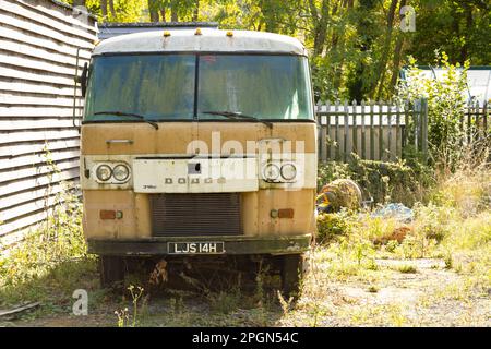 Un disusato e abbandonato 1964 Dodge Travco motorhome, colore beige, trasporto americano Foto Stock